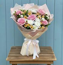 Букет цветов из:  Гвоздики, Орхидеи и Розы в Истобном