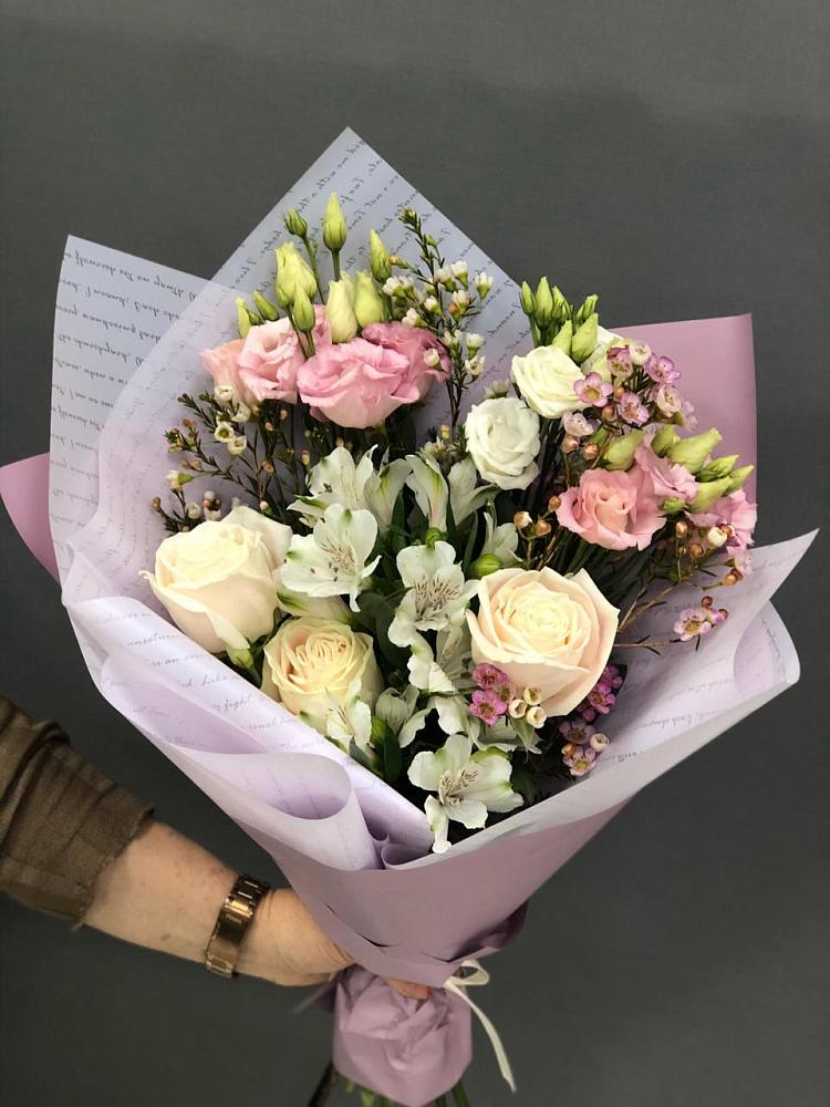 Букет цветов из: Альстромерии, Розы и Лизиантусы в Истобном