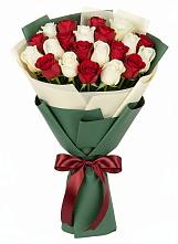 Букет Микс из красных и белых роз в Истобном