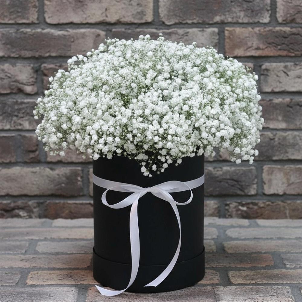 Цветочная композиция из Гипсофила в шляпной коробке в Истобном