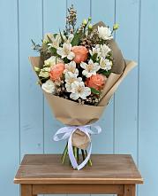 Букет цветов из:  Альстромерии, Лизиантусы, Розы и Хризантемы #REPLACE_PRED# Истобном