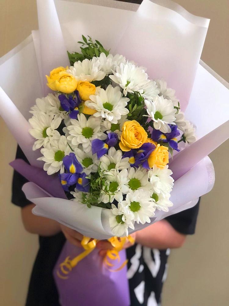 Букет цветов из: Ирисы, Хризантемы и Розы в Истобном
