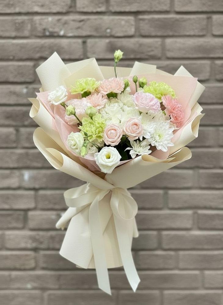 Букет цветов из: Гвоздики, Розы, Лизиантусы и Хризантемы в Истобном