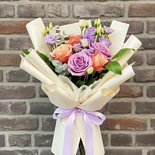 Букет цветов из:  Лизиантусы и Розы в Истобном