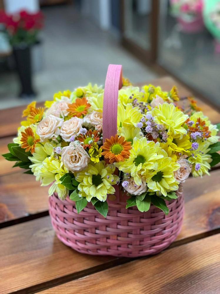 Цветочная композиция из Хризантемы и Розы в корзине в Истобном