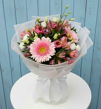 Букет цветов из:  Герберы, Альстромерии и Лизиантусы #REPLACE_PRED# Истобном