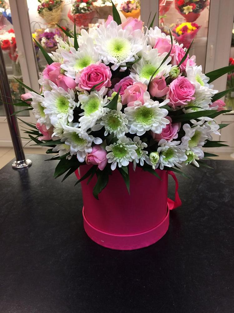 Цветочная композиция из Розы и Хризантемы в шляпной коробке в Истобном