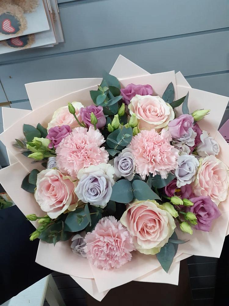 Букет цветов из: Розы, Гвоздики и Лизиантусы в Истобном