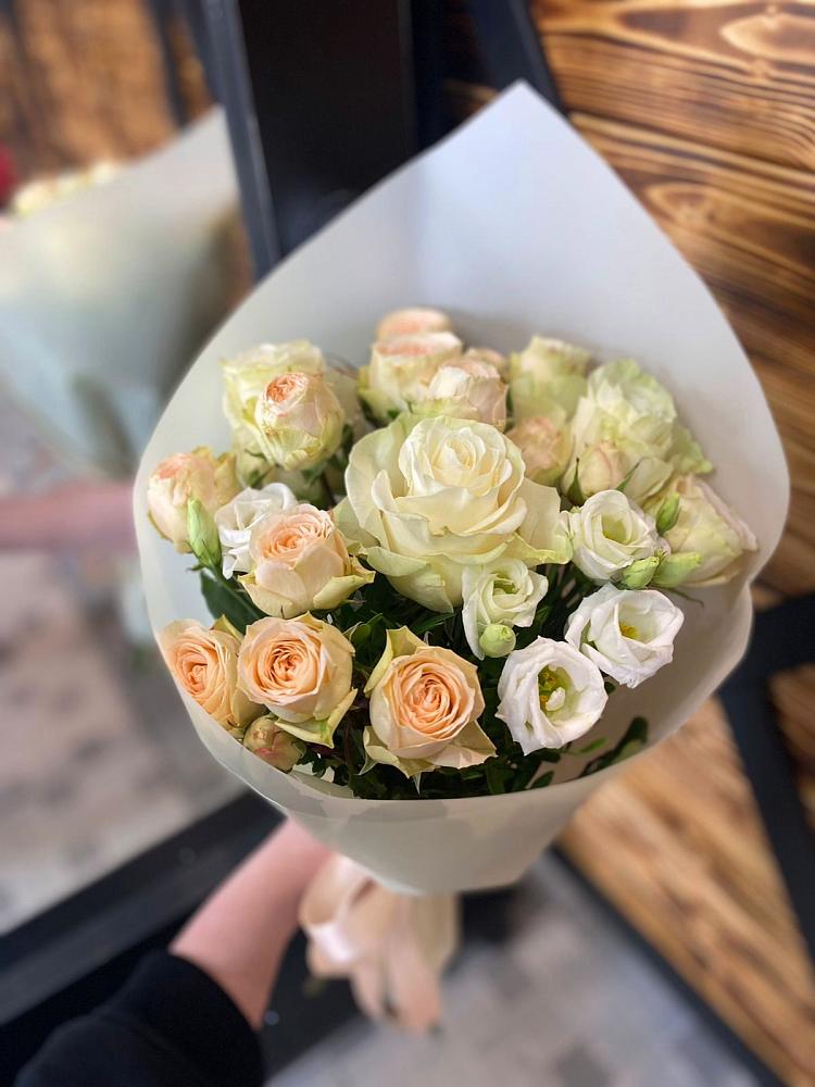 Букет цветов из: Розы и Лизиантусы в Истобном